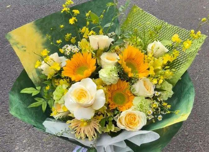 Sunflower + Champagne Eustoma